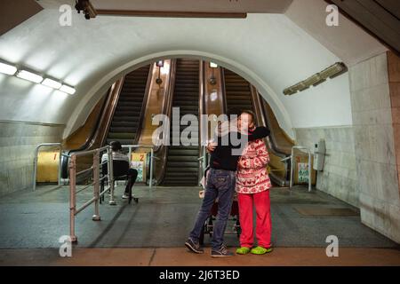 Violet, eine 19-jährige, lebt mit ihrem kleinen Jungen, der zwei Tage nach dem russischen Einmarsch in die Ukraine geboren wurde, und ihren Eltern im Maidan Konstytutsii U-Bahnhof in Kharkiv. Ihr Mann ist in den ukrainischen Streitkräften. Russland marschierte am 24. Februar 2022 in die Ukraine ein und löste damit den größten militärischen Angriff in Europa seit dem Zweiten Weltkrieg aus Stockfoto