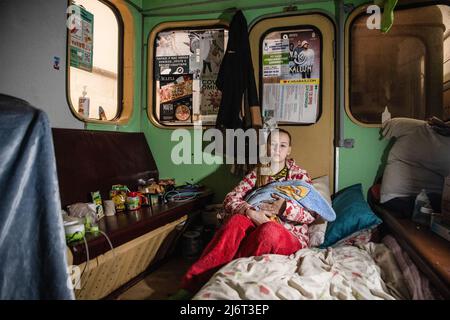 Violet, eine 19-jährige, lebt mit ihrem kleinen Jungen, der zwei Tage nach dem russischen Einmarsch in die Ukraine geboren wurde, und ihren Eltern im Maidan Konstytutsii U-Bahnhof in Kharkiv. Ihr Mann ist in den ukrainischen Streitkräften. Russland marschierte am 24. Februar 2022 in die Ukraine ein und löste damit den größten militärischen Angriff in Europa seit dem Zweiten Weltkrieg aus Stockfoto