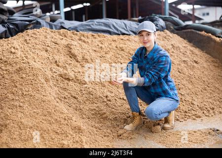 Bäuerin überprüft die Qualität der Bierbagasse Stockfoto