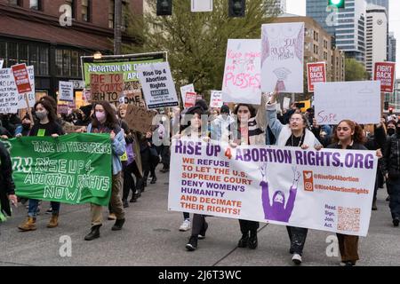 Seattle, USA. 3.. Mai 2022. Tausende marschieren auf der Pike Street, nachdem die Nachricht bekannt gegeben wurde, dass der Oberste Gerichtshof bereit sein könnte, das historische Roe V. Wade zu stürzen. Pro Choice Aktivisten versammelten sich um 6:00pm Uhr beim Protect Roe V. Wade Protest, um dem Obersten Gerichtshof der Vereinigten Staaten zu sagen, dass sie kämpfen werden, um die Aufhebung der historischen bahnbrechenden Entscheidung zu verhindern, die Frauen das Recht zur Wahl gibt. Das historische Gesetz entschied im Jahr 1973, dass die Verfassung der Vereinigten Staaten die Freiheit einer Schwangeren schützt, sich für eine Abtreibung zu entscheiden, ohne übermäßige staatliche Beschränkungen zu haben. James Anderson/Alamy Live News Stockfoto