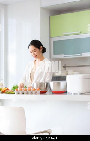 Junge Hausfrau bereitet Essen in der Küche - Stock Foto Stockfoto