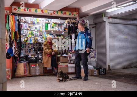 19. April 2022, Kharkiv, Ukraine: Einer der wenigen Geschäfte, die noch geöffnet sind, an der Metrostation Maidan Konstytutsii. Russland marschierte am 24. Februar 2022 in die Ukraine ein und löste damit den größten militärischen Angriff in Europa seit dem Zweiten Weltkrieg aus (Bild: © Laurel Chor/SOPA-Bilder über ZUMA Press Wire) Stockfoto