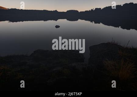 Spiegelung des Berges Turku im Stausee des Sees Nesamovyto, des Sees Nesamovyte und des Berges Turkul, Herbstlandschaften der Karpaten, morgens im Stockfoto