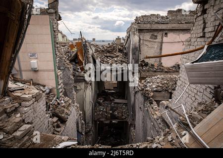 April 22, 2022, Kharkiv, Kharkivsâ €™ka Oblastâ €, Ukraine: Ein massives Loch durchdrungen mehrere Etagen kann auf dem Dach des Gebäudes gesehen werden. Das Gebäude der staatlichen Verwaltung der Region Charkiw wurde am 28. Februar um 8 Uhr Ortszeit, dem sechsten Tag der russischen Invasion in die Ukraine, auf dem Platz der Freiheit getroffen. Das Gebäude wurde durch den mächtigen Sprengfall schwer beschädigt, da ein Teil des Dachs gesprengt wurde, Sechs Personen wurden bei dem Angriff verletzt, darunter ein Kind, teilte die staatliche Notstandsbehörde mit. (Bild: © Alex Chan Tsz Yuk/SOPA Images via ZUMA Press Wire) Stockfoto