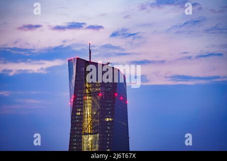 04. Mai 2022, Hessen, Frankfurt/Main: Der Hauptsitz der Europäischen Zentralbank (EZB) steht im Morgenlicht. In einem Interview hielt EZB-Vorstandsmitglied Schnabel angesichts der hohen Inflation im Euroraum eine Zinserhöhung im Juli für möglich. Foto: Frank Rumpenhorst/dpa/Frank Rumpenhorst/dpa Stockfoto