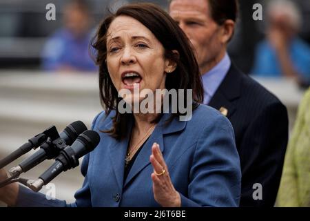 Senatorin Maria Cantwell (D-WA) prangert zusammen mit dem demokratischen Ausschuss des Senats den vom Obersten Gerichtshof der USA durchgesickerten Entwurf einer Entscheidung an, die die Wende von Roe gegen Wade aufheben und es Staaten ermöglichen würde, am 3. Mai 2022 Abtreibungsverbote auf dem Capitol Hill in Washington, DC, USA, zu erlassen. Foto von Samuel Corum/CNP/ABACAPRESS.COM Stockfoto