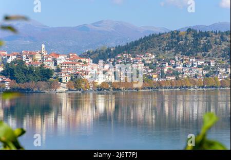 Blick auf die Stadt Kastoria spiegelte sich in Lake Orestiada, Griechenland Stockfoto