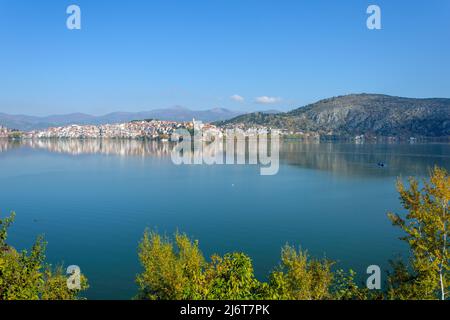 Blick auf die Stadt Kastoria spiegelte sich in Lake Orestiada, Griechenland Stockfoto