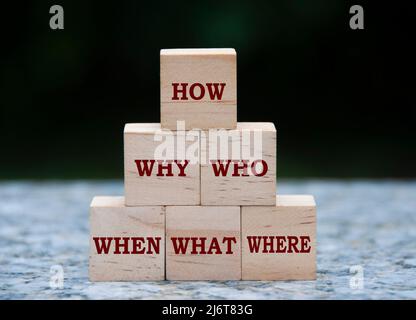 Text auf Holzblöcken mit verschwommenem Naturhintergrund - wie, Warum, Was, Wann, wo, Wer. Fact Finding-Konzept Stockfoto