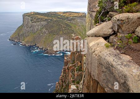 Blick entlang der Klippen von Cape Pillar auf Tasman Island Stockfoto