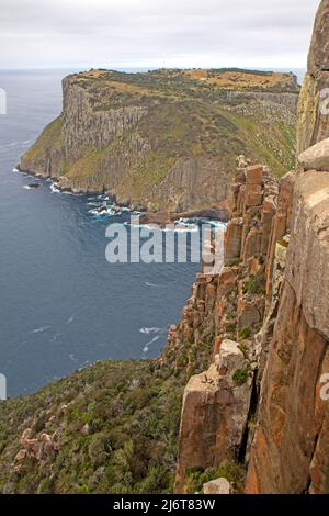 Blick entlang der Klippen von Cape Pillar auf Tasman Island Stockfoto