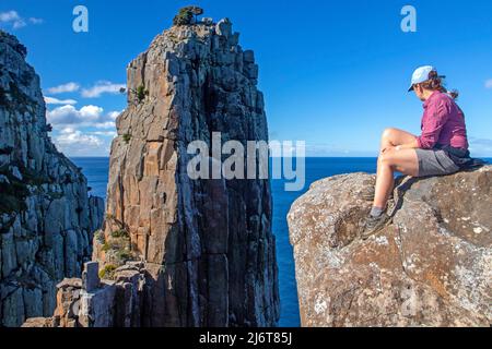 Frau mit Blick auf den Candlestick-Seestapel von Cape Hauy Stockfoto