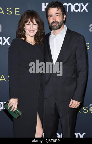 (L-R) die Schauspieler Rosemarie DeWitt und Ron Livingston nehmen an der Premiere von HBO Max „The Staircase“ in New York im Museum of Modern Art in New York, NY, am 3. Mai 2022 Teil. (Foto von Anthony Behar/Sipa USA) Stockfoto