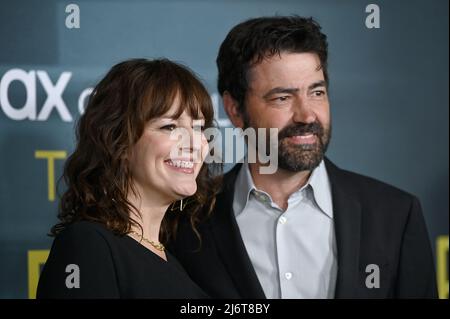 (L-R) die Schauspieler Rosemarie DeWitt und Ron Livingston nehmen an der Premiere von HBO Max „The Staircase“ in New York im Museum of Modern Art in New York, NY, am 3. Mai 2022 Teil. (Foto von Anthony Behar/Sipa USA) Stockfoto