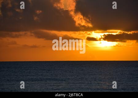 Sonnenaufgang über dem Meer an einem bewölkten goldenen Morgen in der Nähe des tropischen Cairns Queensland Australia Stockfoto