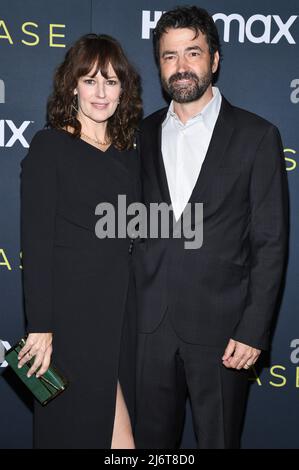 (L-R) die Schauspieler Rosemarie DeWitt und Ron Livingston nehmen an der Premiere von HBO Max „The Staircase“ in New York im Museum of Modern Art in New York, NY, am 3. Mai 2022 Teil. (Foto von Anthony Behar/Sipa USA) Stockfoto