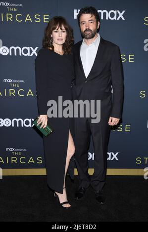 (L-R) die Schauspieler Rosemarie DeWitt und Ron Livingston nehmen an der Premiere von HBO Max „The Staircase“ in New York im Museum of Modern Art in New York, NY, am 3. Mai 2022 Teil. (Foto von Anthony Behar/Sipa USA) Stockfoto