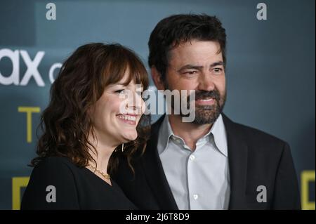 (L-R) die Schauspieler Rosemarie DeWitt und Ron Livingston nehmen an der Premiere von HBO Max „The Staircase“ in New York im Museum of Modern Art in New York, NY, am 3. Mai 2022 Teil. (Foto von Anthony Behar/Sipa USA) Stockfoto