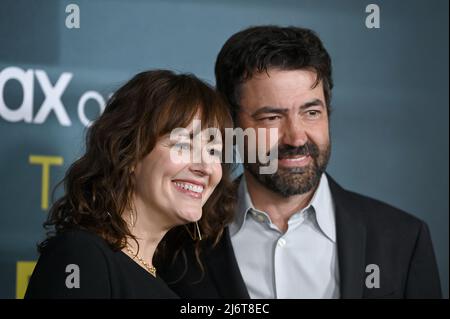 (L-R) die Schauspieler Rosemarie DeWitt und Ron Livingston nehmen an der Premiere von HBO Max „The Staircase“ in New York im Museum of Modern Art in New York, NY, am 3. Mai 2022 Teil. (Foto von Anthony Behar/Sipa USA) Stockfoto