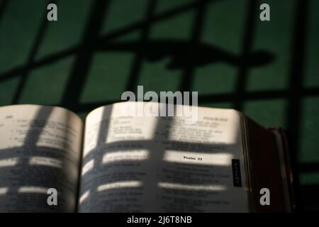 Offene bibel, selektiver Fokus auf den Text, Psalm 23. Speicherplatz kopieren. Stockfoto