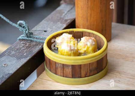 Dim Sum Siu Mai in Bambus-Dampfgarer. Yum Cha, chinesische Küche. Stockfoto