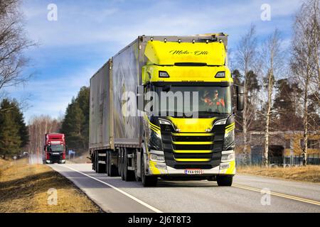 Wunderschön angepasste Scania LKW und Holzschnitzeltransporter von Moto-Olli Oy auf der Autobahn 52 an einem Frühlingsmorgen. Salo, Finnland. 18. April 2022. Stockfoto