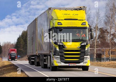 Wunderschön angepasste Scania LKW und Holzschnitzeltransporter von Moto-Olli Oy auf der Autobahn 52 an einem Frühlingsmorgen. Salo, Finnland. 18. April 2022. Stockfoto