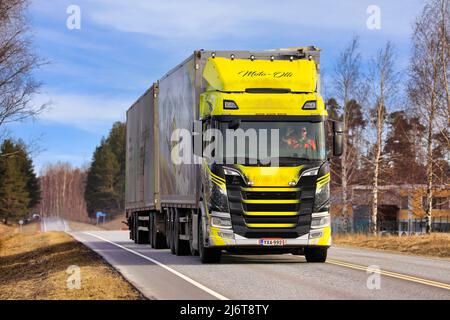 Wunderschön angepasste Scania LKW und Holzschnitzeltransporter von Moto-Olli Oy auf der Autobahn 52 an einem Frühlingsmorgen. Salo, Finnland. 18. April 2022. Stockfoto