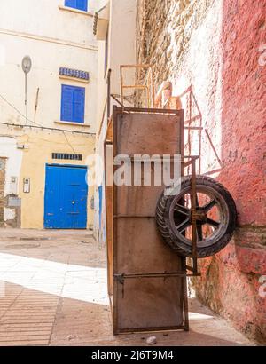 In den engen Gassen von Medina, Essaouira, Marokko, sitzt morgens ein leerer Wagen für den Handtransport von Waren auf der Seite Stockfoto