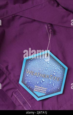 Weathertite wasserdicht winddicht atmungsaktiv Label auf lila Jacke Stockfoto