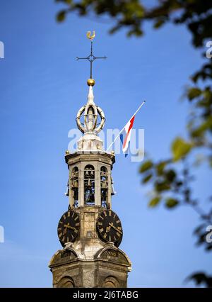 2022-05-04 07:21:25 AMSTERDAM - Flaggen hängen am halben Mast als Zeichen der Ehrfurcht und des Respekts für Kriegsopfer am Tag des Nationalen Gedenktages. ANP RAMON VAN FLYMEN niederlande Out - belgien Out Stockfoto