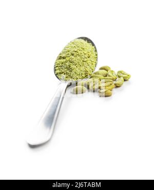 Gemahlener grüner Kaffee und Kaffeebohnen in Löffel. Nicht gerösteter Kaffee isoliert auf weißem Hintergrund. Stockfoto
