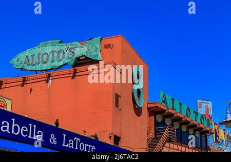 San Francisco, USA - 30. April 2022: Alioto's Restaurant, ein Wahrzeichen an Fisherman's Wharf, das für frische Meeresfrüchte berühmt ist, hat im April nach über 90 Jahren geschlossen Stockfoto