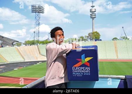 Malaika MIHAMBO (Long Jumper) posiert mit einem Würfel mit dem Logo der Europameisterschaft im Olympiastadion. Einzelbild, getrimmtes Einzelmotiv, Halbfigur, Halbfigur. Pressetermin Europameisterschaft 2022 am 3.. Mai 2022 Stockfoto