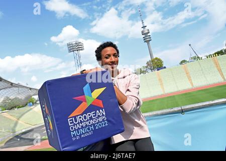 Malaika MIHAMBO (Long Jumper) posiert mit einem Würfel mit dem Logo der Europameisterschaft im Olympiastadion. Einzelbild, getrimmtes Einzelmotiv, Halbfigur, Halbfigur. Pressetermin Europameisterschaft 2022 am 3.. Mai 2022 Stockfoto