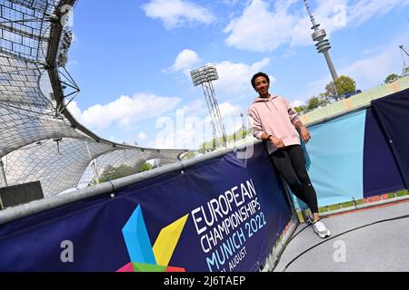 Malaika MIHAMBO (Long Jumper) posiert im Olympiastadion neben dem Logo. Einzelbild, Ausschnitt, Ganzkörperaufnahme, ganze Figur, Pressdatum Europameisterschaft 2022 am 3.. Mai 2022 Stockfoto