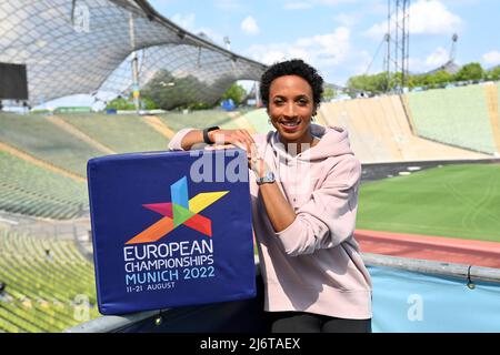 Malaika MIHAMBO (Long Jumper) posiert mit einem Würfel mit dem Logo der Europameisterschaft im Olympiastadion. Einzelbild, getrimmtes Einzelmotiv, Halbfigur, Halbfigur. Pressetermin Europameisterschaft 2022 am 3.. Mai 2022 Stockfoto