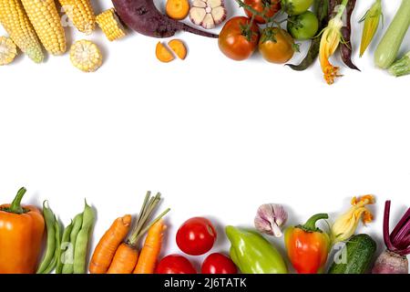 Draufsicht auf Tomaten, Zwiebeln, Gurken, Karotten, Knoblauch, Zucchini, rote Rübe, Pfeffer, Mais und grüne Harizotte auf weißem Studiohintergrund. Kreatives Layout Stockfoto