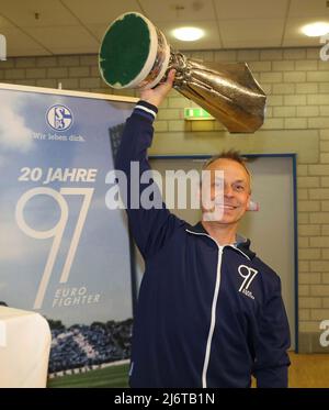 firo : 26. April 2017, Fußball, 1. Bundesliga, Saison 2016/2017 FC Schalke 04, PK, Pressekonferenz, Mediengespräch zum Jubiläumsspiel der Eurofighters mit Clemens Tonnies, Huub Stevens und Olaf Thon, Olaf THON hier beim UEFA Cup 1997 Stockfoto