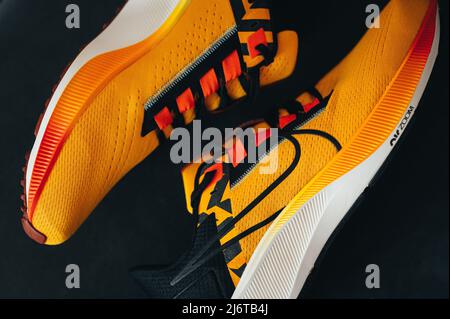 PARIS, FRANKREICH, MAI 3. 2022: Nike Laufschuhe Pegasus 38 in den Farben Gelb, Schwarz, Rot und Orange. Schuhe mit Zoom X Foam Stockfoto