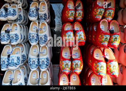 Farbenfrohe, handbemalte holländische Clogs aus Holz im KEUKENHOF, einem der größten Blumengärten der Welt, in Südholland-Lisse, Niederlande Stockfoto