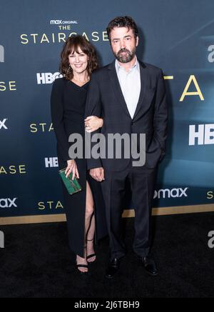 New York, NY - 3. Mai 2022: Rosemarie DeWitt und Ron Livingston besuchen die TV-Show „The Staircase“ im MoMA Stockfoto