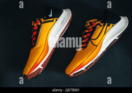 PARIS, FRANKREICH, MAI 3. 2022: Nike Laufschuhe Pegasus 38 in den Farben Gelb, Schwarz, Rot und Orange. Schuhe mit Zoom X Foam Stockfoto