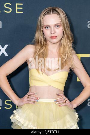 New York, NY - 3. Mai 2022: Odessa Young trägt Kleid von Givenchy bei der Premiere der TV-Show „The Staircase“ im MoMA Stockfoto