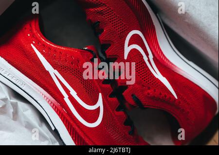 PARIS, FRANKREICH, MAI 3. 2022: Nike ZoomX Drachenfliege Spikes, Bowerman Track Club Stockfoto