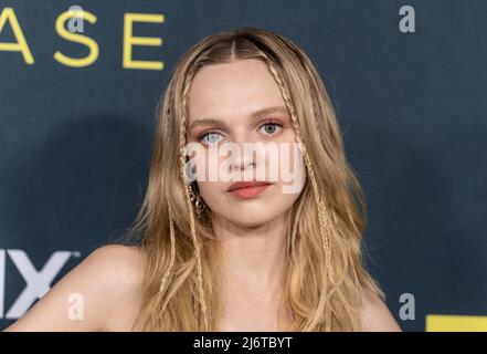 New York, NY - 3. Mai 2022: Odessa Young trägt Kleid von Givenchy bei der Premiere der TV-Show „The Staircase“ im MoMA Stockfoto