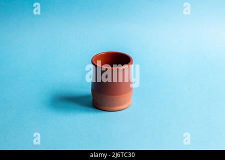 Antike glasierte Steingut-Vase mit blauem Hintergrund Stockfoto