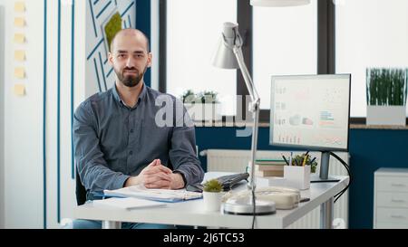 Executive Assistant führt Datenrecherche auf dem Computer mit Verkaufsbericht und Unternehmensstatistiken durch. Projektleiter, der mit Finanzdaten arbeitet, um die Marketingentwicklung zu planen. Handgeführte Aufnahme. Stockfoto