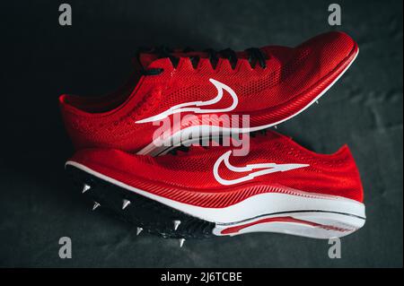 PARIS, FRANKREICH, MAI 3. 2022: Nike ZoomX Drachenfliege Spikes, Bowerman Track Club Stockfoto