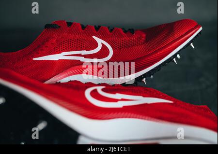 PARIS, FRANKREICH, MAI 3. 2022: Nike ZoomX Drachenfliege Spikes, Bowerman Track Club Stockfoto